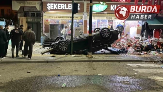 Kontrolden çıkan araç 2 iş yerine çarparak devrildi