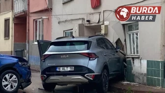 Bursa'da otomobil ile çarpışan cip eve girdi