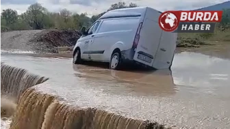 Tokat’ta Kelkit Çayı taştı, çöken yolda araç mahsur kaldı
