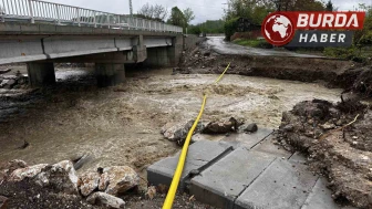 Şiddetli yağış yol çöktürdü: Doğal gaz borusu açığa çıktı