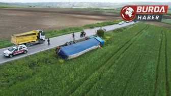 Ukrayna’ya giden ıslak mendil yüklü tır tarlaya devrildi