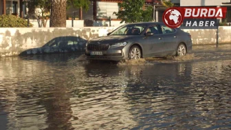 Lodos denizi taşırdı, yollar göle döndü