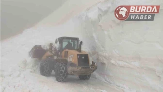 Artvin’de haziran ayında kar mesaisi devam ediyor
