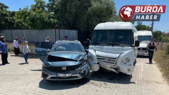 Antalya’da okul servisi otomobille çarpıştı: 9 yaralı