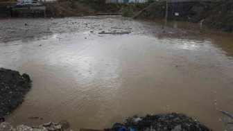Derelerin debisi yükselirken, aşırı yağış nedeniyle sular altında kalan yollar sürücülere zor anlar yaşattı.