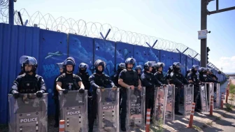 Kosovalılar, eski Cumhurbaşkanı Thaçi'nin mahkum edilmesinin ardından Lahey'de polisle çatıştı.