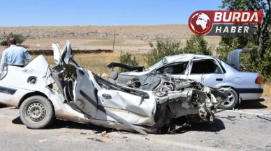 Aksaray'da Otobüs ve İki Otomobil Kaza Yaptı, Araçlar Hurdaya Döndü.