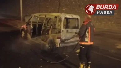 Malatya'da seyir halindeki aracı aniden alevler kapladı.