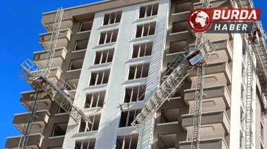 Kırılan yük asansöründen düşen inşaat işçisi kuzenler öldü.
