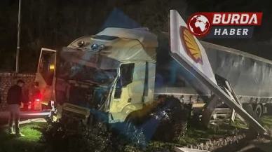 Tır Yön Tabelasına Çarptıktan Sonra Akaryakıt İstasyonuna Girdi