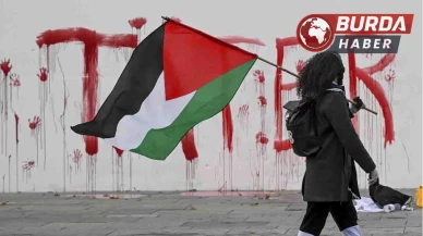 Almanya'da Başbakanlık Binası Boya İle Protesto Edildi