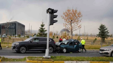 Freni Boşalan Kamyon Zincirleme Kaza Yaptı: 2 Kişi Yaralandı