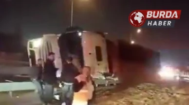 Kocaeli'de Virajı Alamayan Yonga Yüklü Tır Devrildi