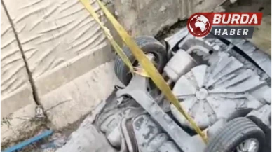 Sürücüsü Direksiyon Hakimiyetini Kaybeden Otomobil Su Kanalına Uçtu