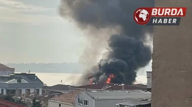 Küçükçekmece’de 4 Katlı Binanın Çatı Katından Alevler Yükseldi