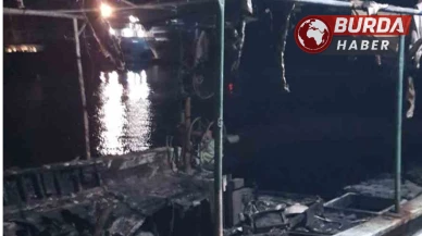 Antalya'da Yıldırım Düşmesi Sonucu 3 Tekne Kül Oldu