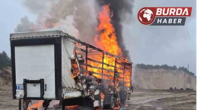 Bolu'da Kağıt Yüklü Tırın Dorsesi Alev Alev Yandı