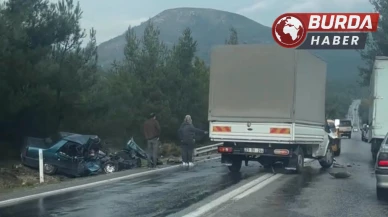 İzmir'de Kamyonetle Otomobil Çarpıştı: 2 Ölü, 2 Yaralı