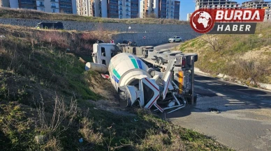 Tekirdağ'da Beton Mikseri Virajı Alamadı, Yola Devrildi