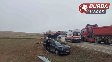 Çorum'da Tırın Dorsesi Hafif Ticari Araca Devrildi: 2 Yaralı!