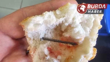 Ekmeğin içindeki çiviyi yutmak üzereyken fark etti.