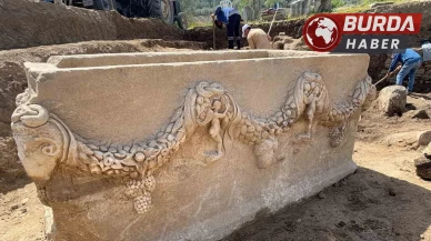 PAÜ: Stratonikeia’da 2000 yıllık girlandlı lahit bulundu.