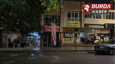 İş yerinde kapı üstüne kilitlenince camda düşerek ağır yaralandı.