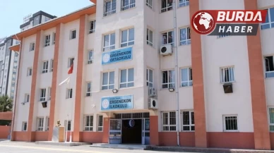 Pendik’teki bir okulda öğretmen öğrenciye zalimce şiddet uyguluyor.