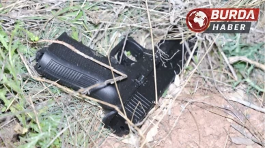 Aksaray’da devriye atan polis ekipleri çalılar arasında tabanca buldu.