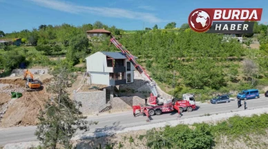 Yıkımı yapılacak kaçak villayı vinçle taşıdı.