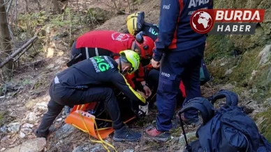 Kayıp dağcının cansız bedeni uçurumdan helikopterle alındı.