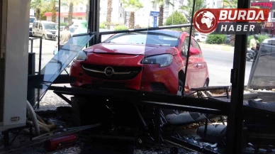 Mersin’de kontrolünü kaybeden kadın sürücü kafeye daldı.