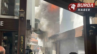 Tarihi çarşıda çıkan yangında zaman karşı mücadele ediliyor.