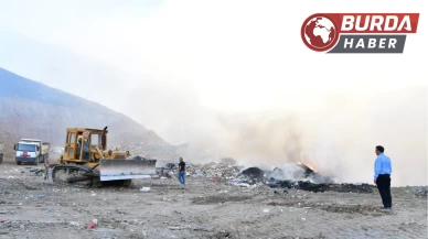 Manisa'da çöplük yangını: 1 itfaiye eri dumandan etkilendi.