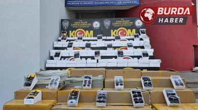 Adana’da 14 milyonluk kaçak güneş gözlüğü ve telefon yakalandı.