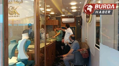 Adana’da kuyumcu soygunu: 2 kişiyi yaralayıp 1 kilo altın çaldılar