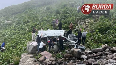 Demirkapı Yaylasında Arap turistleri taşıyan minibüs dereye yuvarlandı