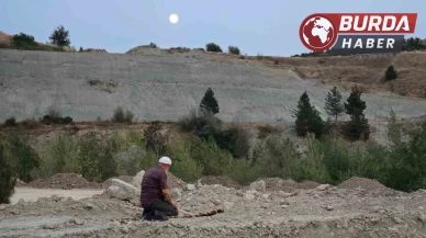 Yangında evini terk ederek karşı tepede namazını kıldı.