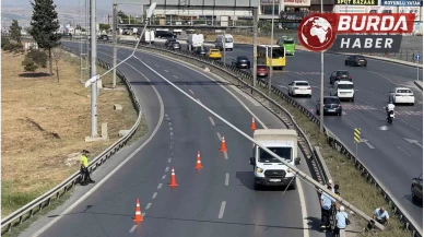 Büyükçekmece’de şiddetli rüzgardan aydınlatma direği yan yattı.