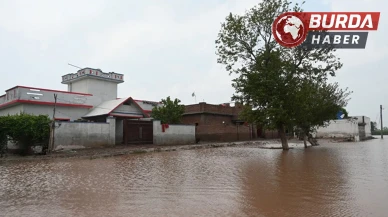 Pakistan’da selden etkilenenleri taşıyan bot alabora oldu.