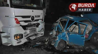 Tır ile otomobil kafa kafaya çarpıştı: 3 kişi öldü