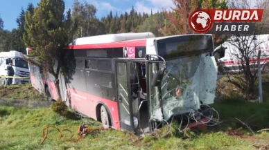 Bornova'da Belediye Otobüsü ile Panelvan Çarpıştı: 1 Ölü, 8 Yaralı