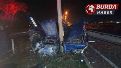 Hatay'da Otomobil Aydınlatma Direğine Çarptı, 2 Kişi Yaralandı