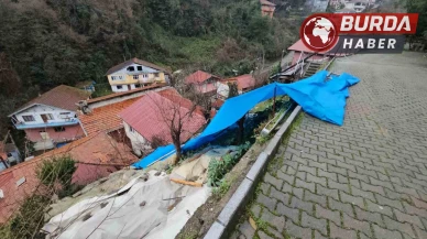 Zonguldak'ta Yamaçtan Kopan Kaya Parçaları İki Evin Üzerine Düştü