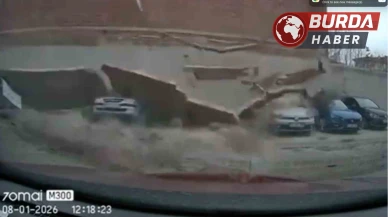 Eskişehir'de Fırtınanın Etkisiyle Binanın Duvarı Otoparka Devrildi