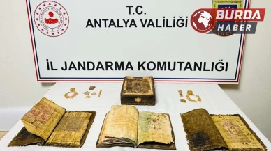 Antalya'da Durdurulan Araçtan 3 Tarihi Kitap ve 18 Tarihi Eser Çıktı