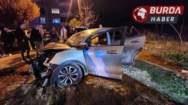 Bursa'da İki Otomobil Kafa Kafaya Çarpıştı, 3 Kişi Ağır Yaralandı
