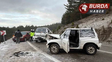 Havran'da Buzlanan Yolda Arazi Aracı ile Kamyonet Çarpıştı: 2 Yaralı