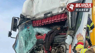 Diyarbakır'da İki Tır Çarpıştı: Sürücü Ağır Yaralandı