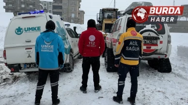 Karla Kaplı Yolda Riskli Kurtarma: Sağlık Ekiplerinin Zorlu Mücadelesi
